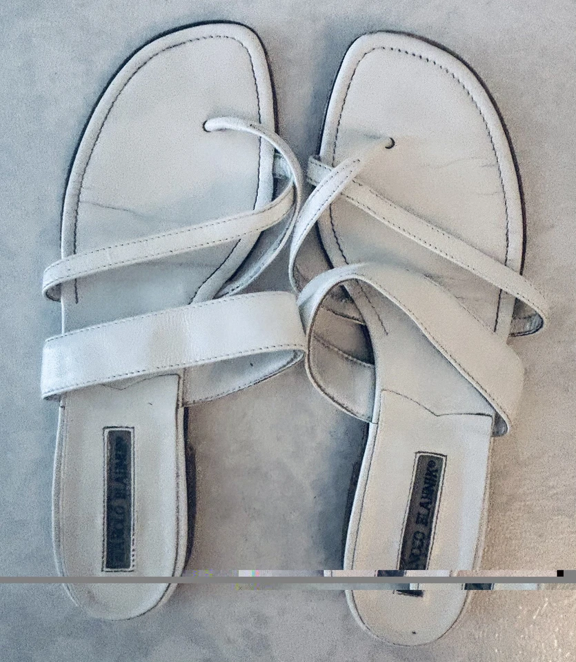 DOS pares de sandalias Manolo Blahnik - talla 38 (usadas) marrón y blanco Foto 2 de 4