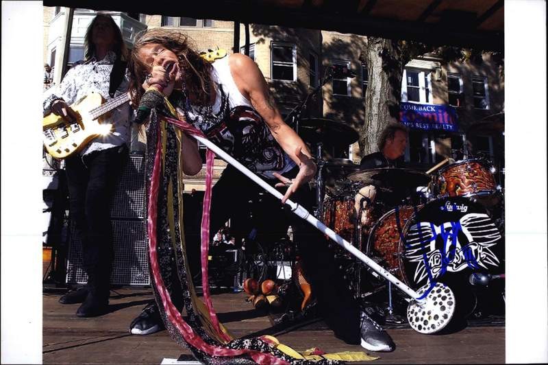 Aerosmith Steven Tyler authentic signed rock 10X15 photo |Cert