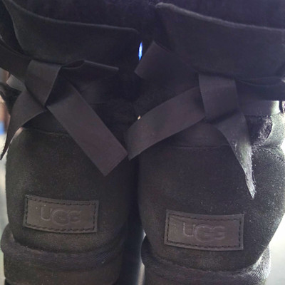 UGG Damen Stiefeletten Boots schwarz Wildleder gefüttert Schleife Logo Gr 38