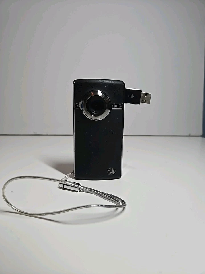 Flip Video Ultra HD 8 GB Memory 120 Minutes, Black And Chrome - Image 4 of 4