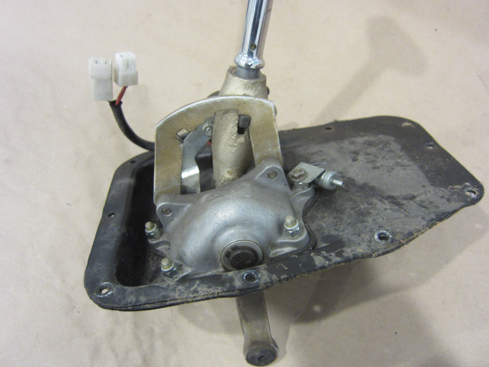 Ferrari 400i - Automatic Gearbox Shifter Box Arm Lever Assy - P/N 109201
