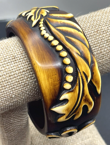 Brazalete de plástico grueso tallado de colección escultura flores marrón - Imagen 5 de 7