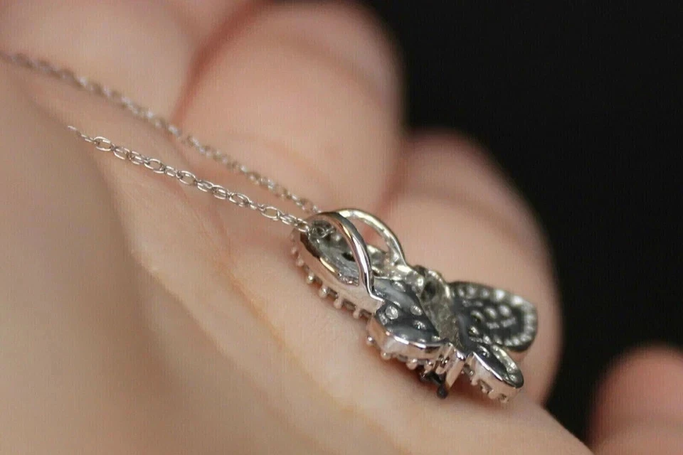 Colgante para mujer 2 quilates corte redondo negro creado en laboratorio chapado en oro blanco de 14 quilates Foto 2 de 3