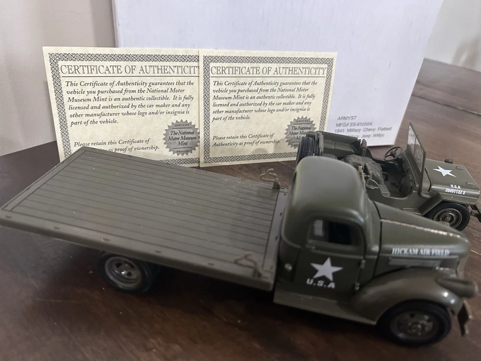 Museo Nacional del Motor Como Nuevo 1941 Chevy Militar Plataforma Plana y Jeep Willys Militar Foto 3 de 4