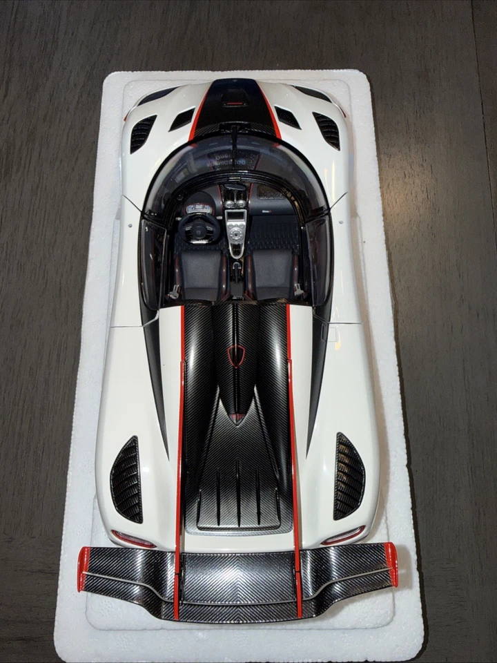 AUTOart 79027 Koenigsegg Regera 1:18 Pebble White Carbon Black Red Accents New - Image 4 of 4