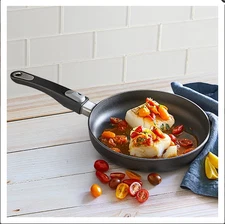 pampered chef:10" (25-CM) SIGNATURE NONSTICK FRY PAN-freeship