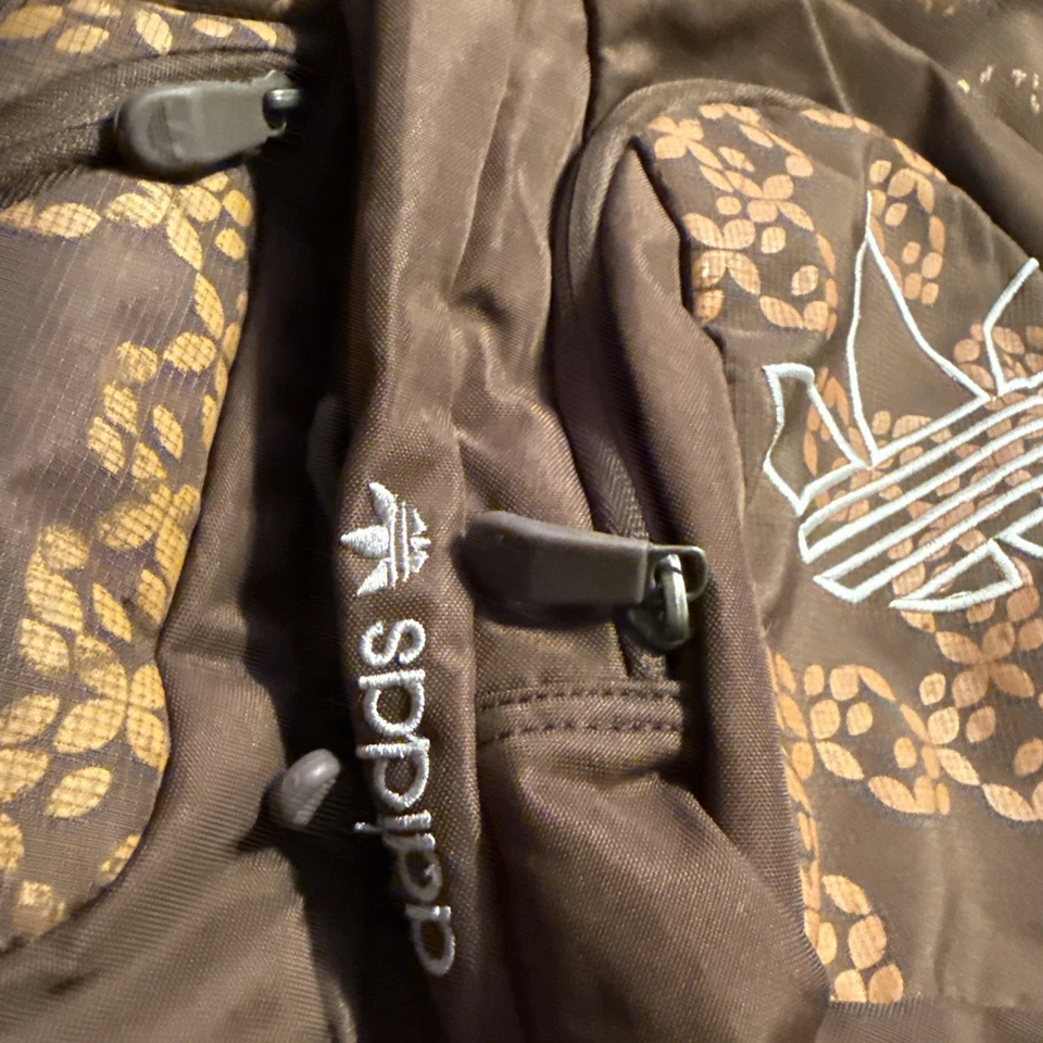 Mochila Adidas marrom mola carga estudante acolchoada traseira - Imagem 3 de 4