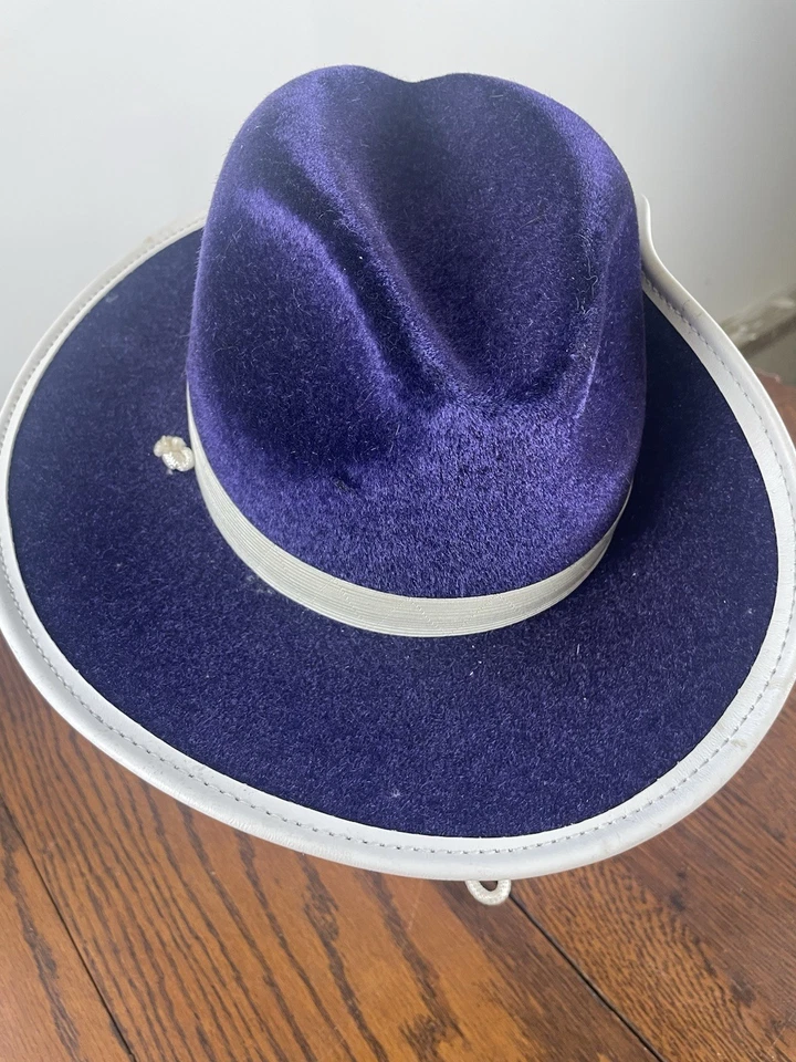 Sombrero de Vaquero Púrpura De Colección Forro Interior Plástico Moldeado Cuerda de Barbilla Blanca Ala Ancha Foto 2 de 4