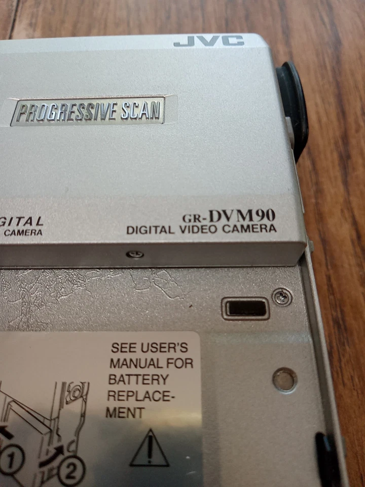 JVC Cybercam GR-DVM90 Mini DV Camcorder For Parts - Image 3 of 4