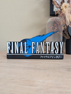 Final Fantasy VII 3D Logo auf Sockel Dekoration Gaming FF7 Cloud Remake...