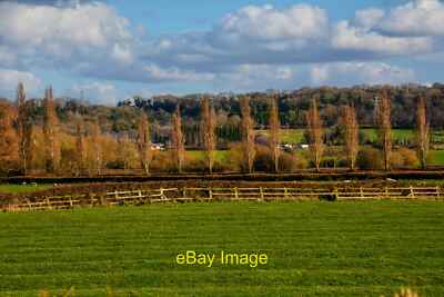 Foto 6x4 Ostern Compton: Grasfeld mit Blick über die Landschaft. c2022
