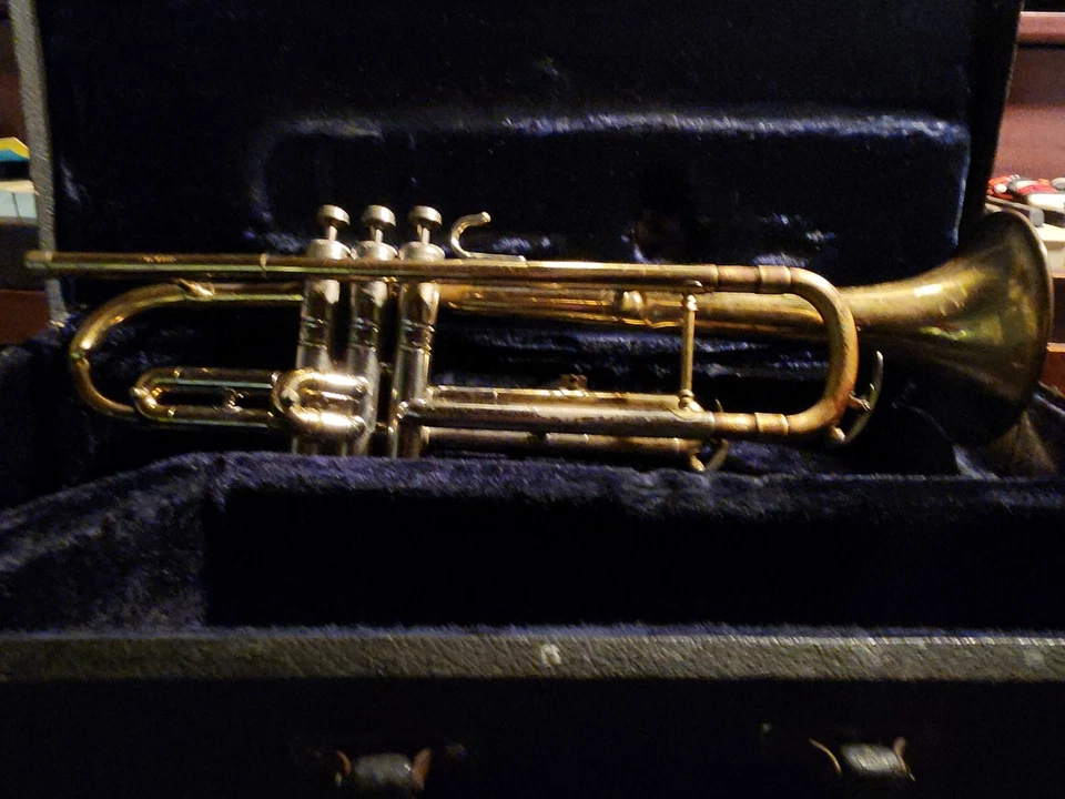 C.G CONN VICTOR 22b Bb TRUMPET WITH CASE & MOUTHPIECE # 992xxx Rare! - Image 4 of 4