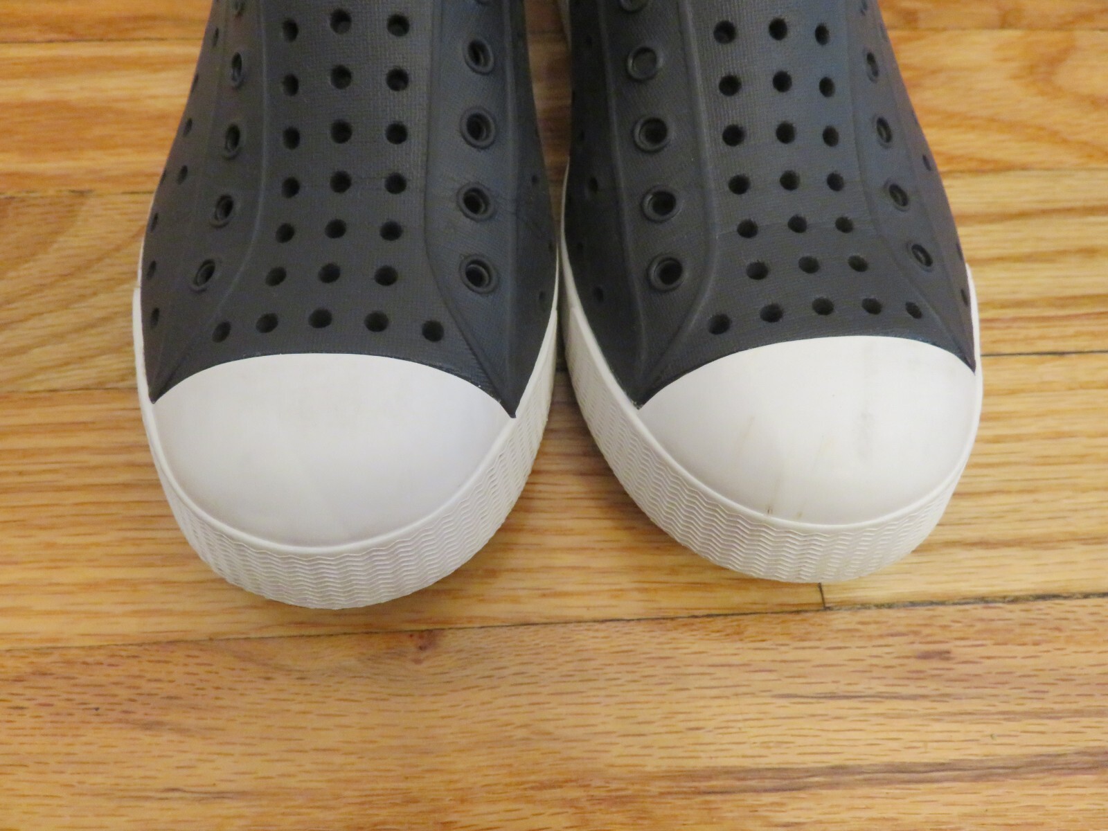 SAOLA Scarpe da acqua native Jefferson bambini grandi nere con suola bianca taglia J3 J4