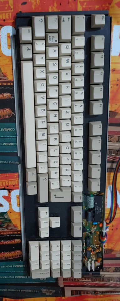 Commodore Amiga 500 tastiera/tastiera funzionante (con cavi) 16 bit classic #7 - Immagine 2 di 3