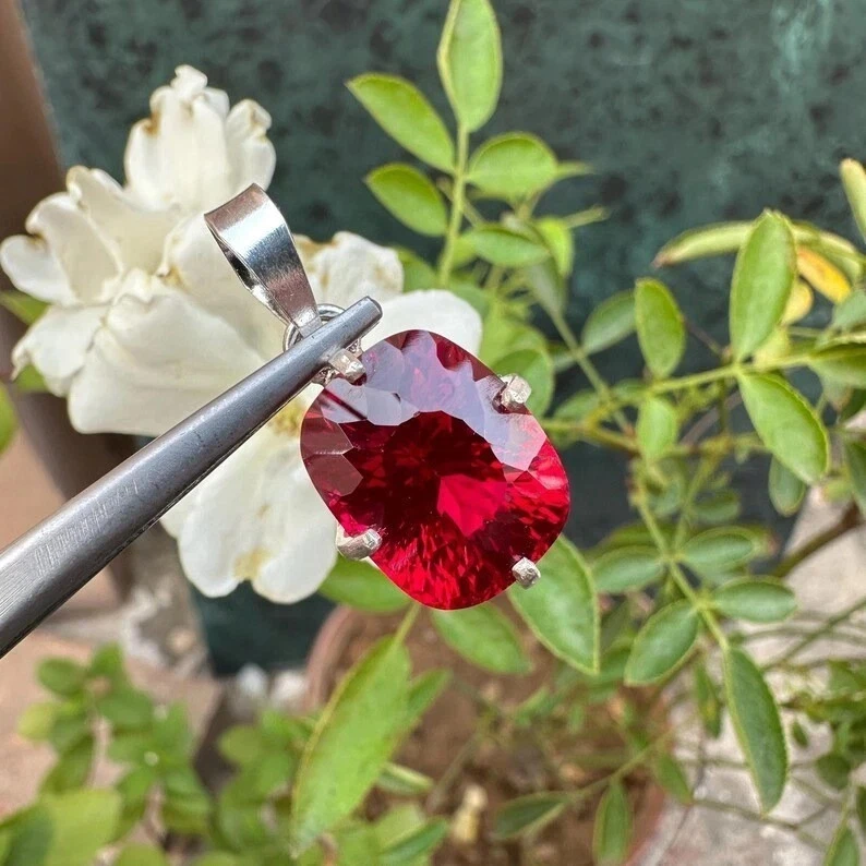 Сертифицированный кулон из чистого серебра 925 пробы с натуральным красным рубином россыпью 30 карат - Изображение 2 из 4