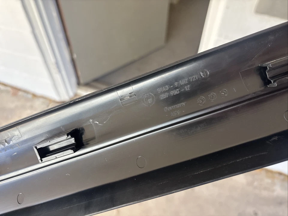 BMW 528I XDRIVE F10 2012-2016 placa de desgaste del umbral de la puerta del lado del pasajero delantero OEM Foto 3 de 4