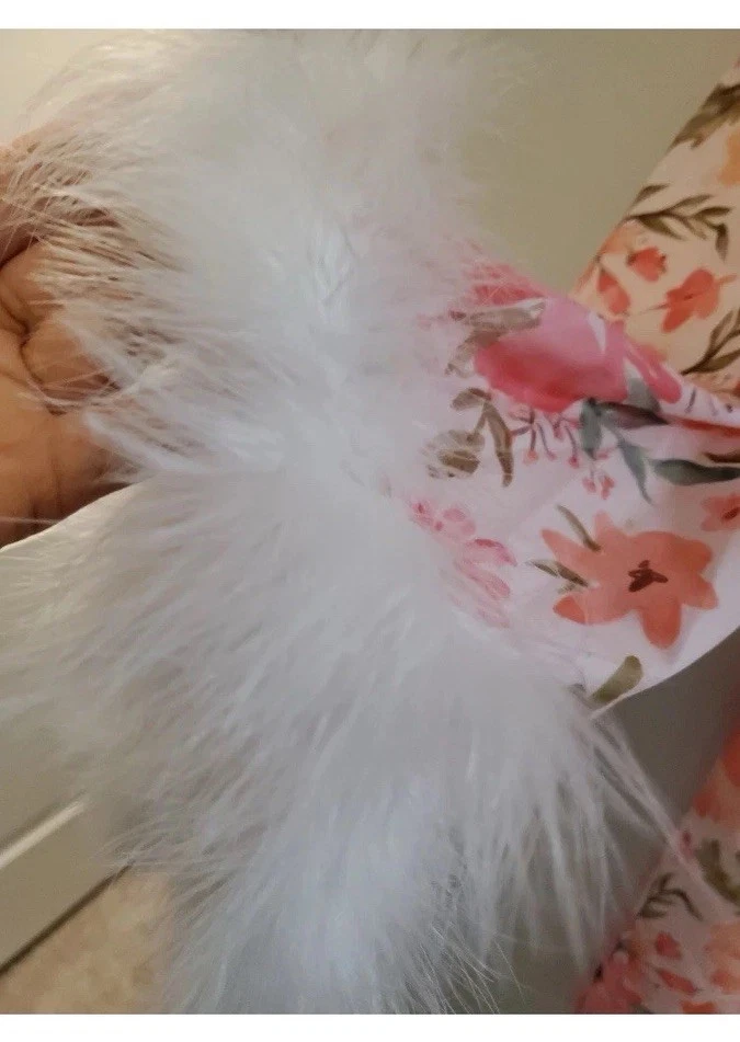 Bata Kimono Floral Rosa con Borde de Pluma de Piel Blanca en Mangas XL RARA Foto 3 de 4