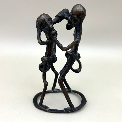 Estatuilla africana de bronce Ashanti hombre de medicina tribal tratando oreja de hombre - Imagen 3 de 11