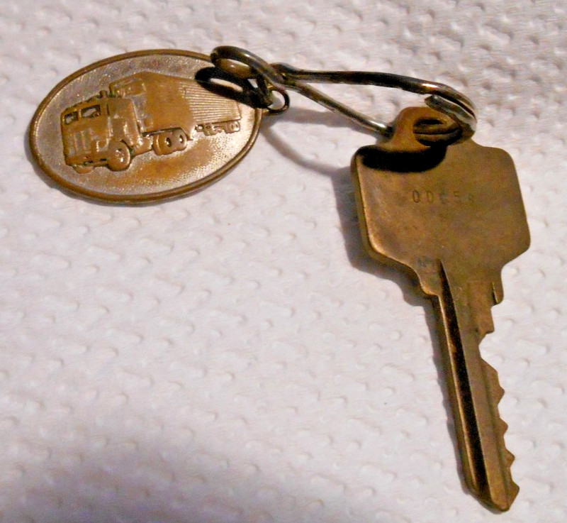 VINTAGE TRANSPORTATION SEMI TRACTOR TRAILER FREIGHT COMMERCIAL TRUCK KEY CHAIN