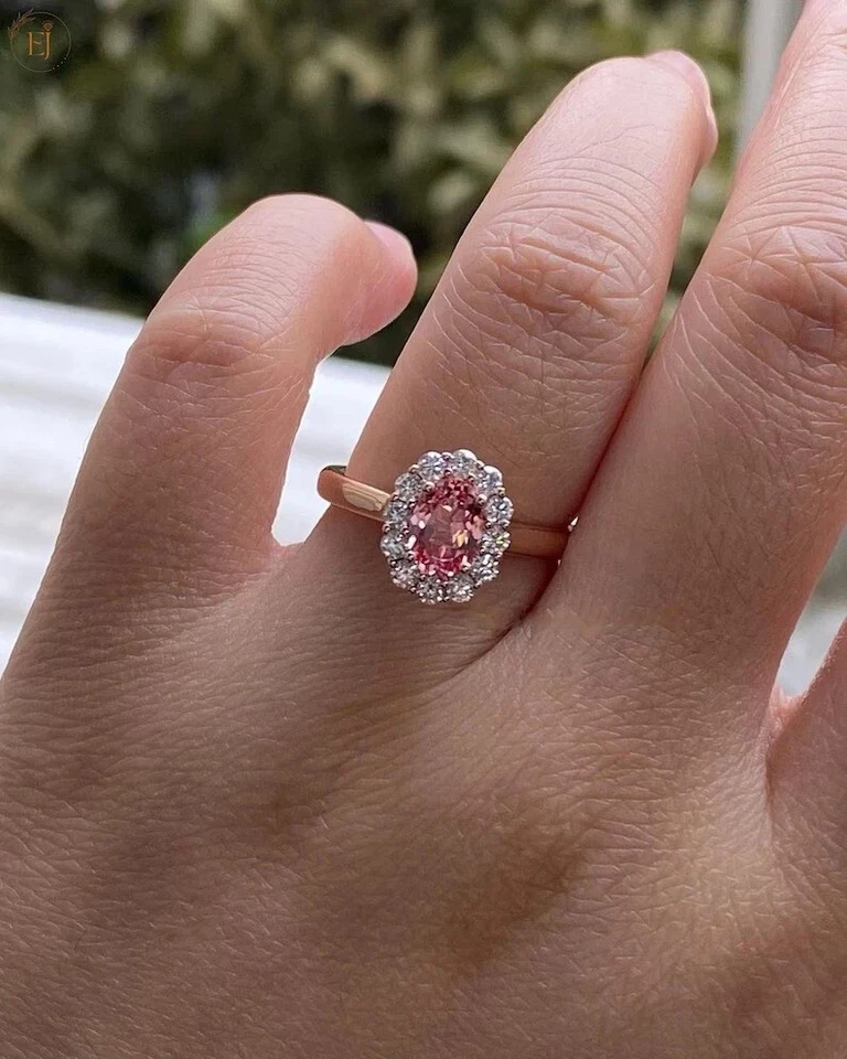 Anillo de compromiso de diamantes de zafiro rosa real de corte ovalado de 2,10 quilates de oro rosa de 14 quilates Foto 2 de 4