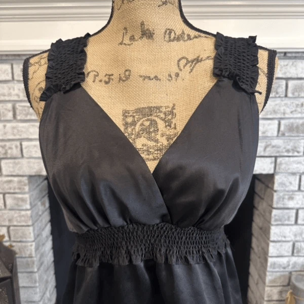 Blusa Top BCBGMaxazria Babydoll Negra Satinada Mediana Sobrepelliz Gótico Foto 2 de 4