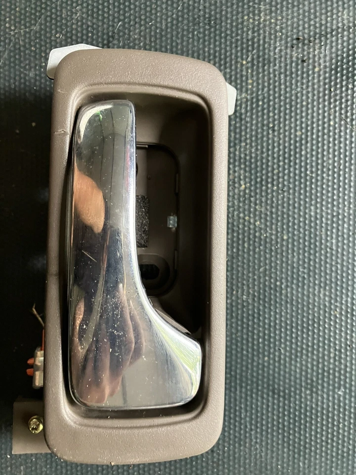 Оригинальная желтовато-коричневая хромированная ручка внутренней двери для правой задней пассажирской двери 1999 Acura RL - Изображение 2 из 4