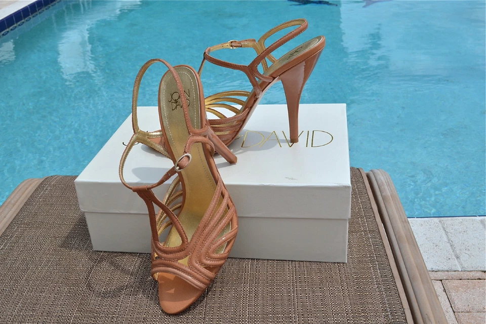 Sandálias salto alto couro envernizado nude Joan & David Damimo US$ 240 10 novas na caixa - Imagem 3 de 4