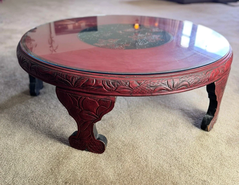 Mesa de té lacada bermellón tallada a mano, medallón floral alrededor del siglo XX. Foto 3 de 4
