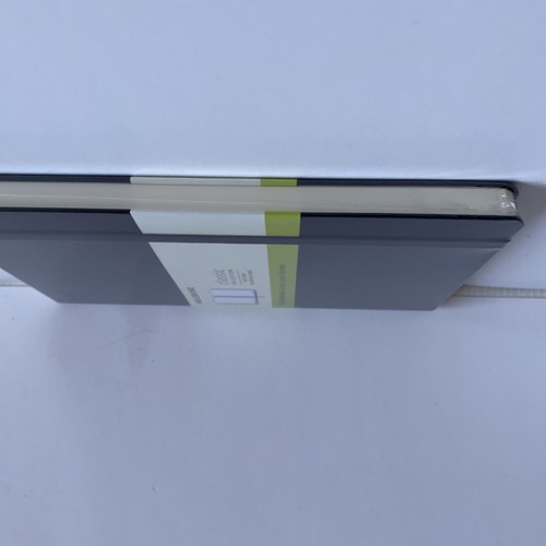 Moleskine Classic Notebook Hard Cover Large 5 x 8.25 Plain/Blank Black 240 Pages - Bild 4 von 4