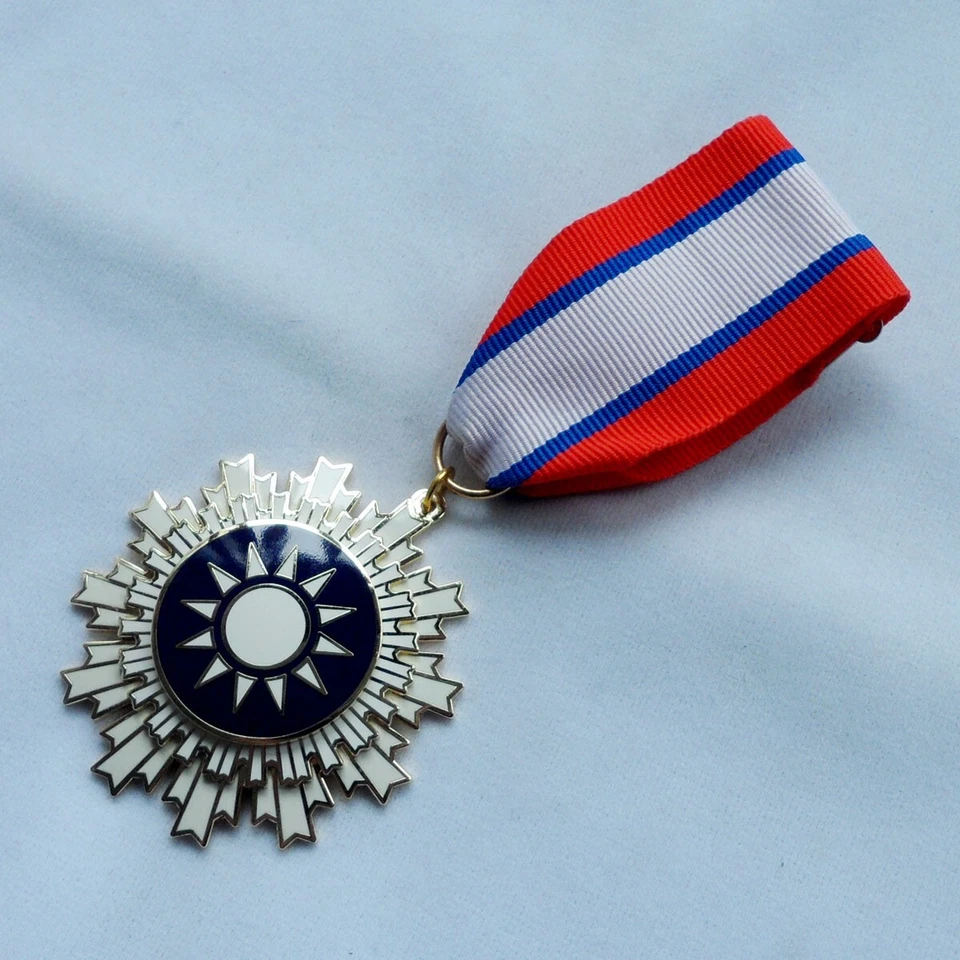 Medalla KMT de la Orden del Cielo Azul y Sol Blanco China del Kuomintang Chino Segunda Guerra Mundial Foto 2 de 4
