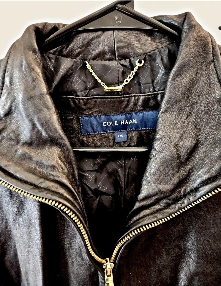 Chaqueta para mujer Cole Haan cuello ala 100 % piel de cordero negra y dorada talla grande Foto 3 de 4