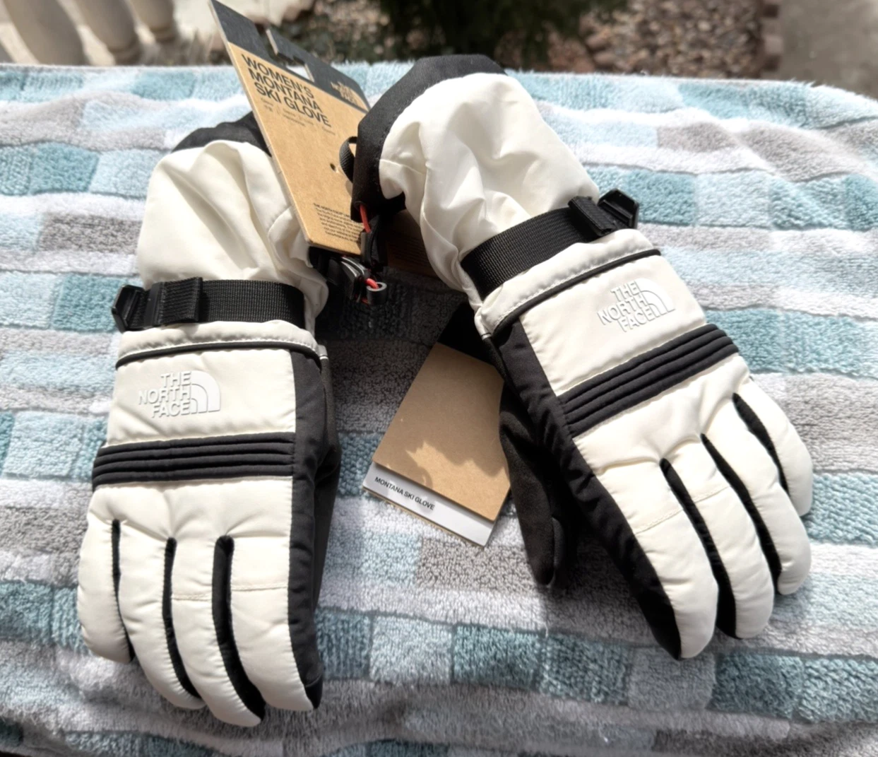 The North Face Women's Snow Montana Ski Glove -White Dune, Small- Snowboard Ski.
Opens in a new wind