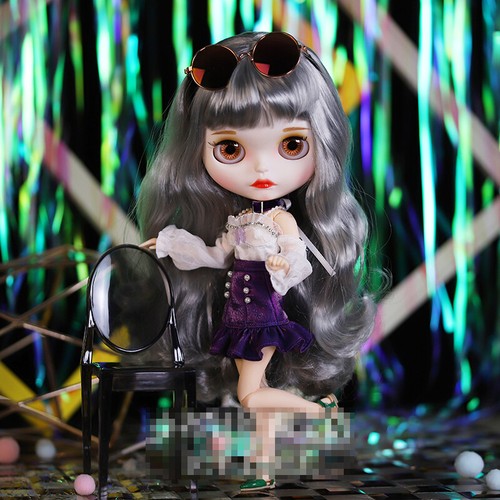 Neo Blythe Poupée aux cheveux argentés, à la peau bronzée, au joli visage brillant et Custom Corps articulé