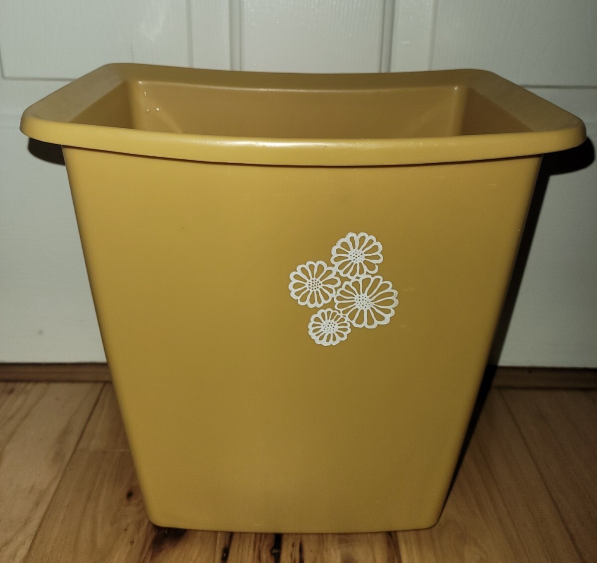 Poubelle sur roues Rubbermaid(MD), 121 litres, noir | Matériaux Pont Masson