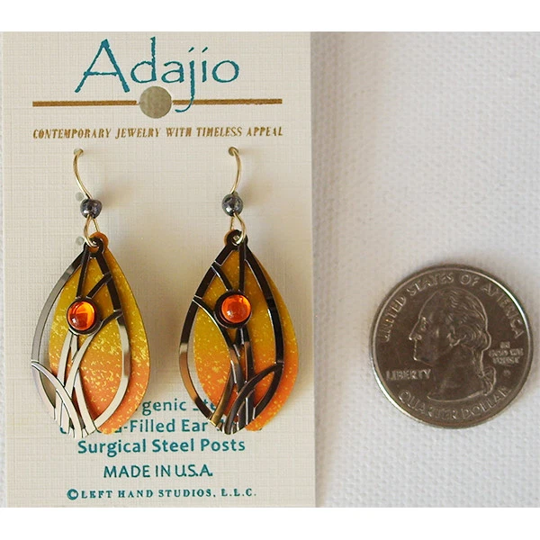 Pendientes perforados Adajio llama naranja y amarillo dorado con superposición de hierbas Foto 3 de 4