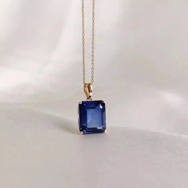 Colgante para mujer de zafiro azul creado en laboratorio corte esmeralda de 4 quilates enchapado en oro amarillo de 14 quilates Foto 4 de 4