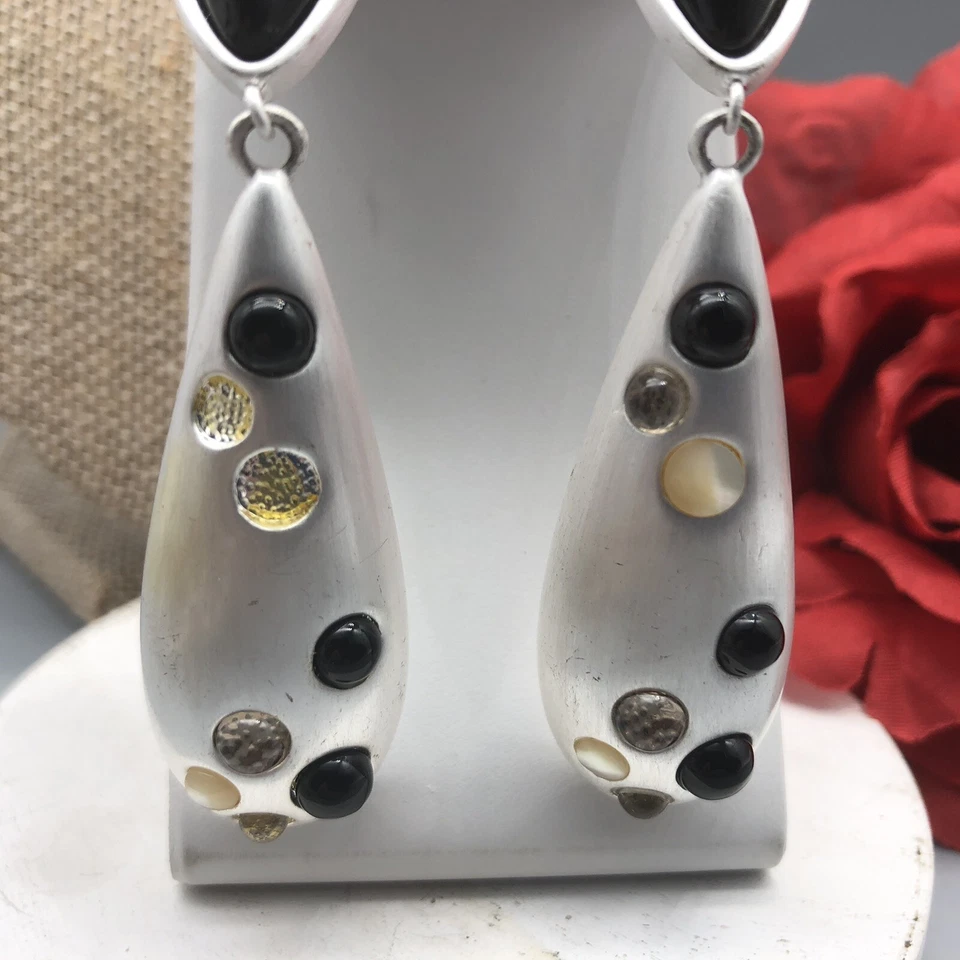 Pendientes colgantes largos firmados Sheila Fajl brillo satinado mate tono plata cuentas incrustadas Foto 3 de 4