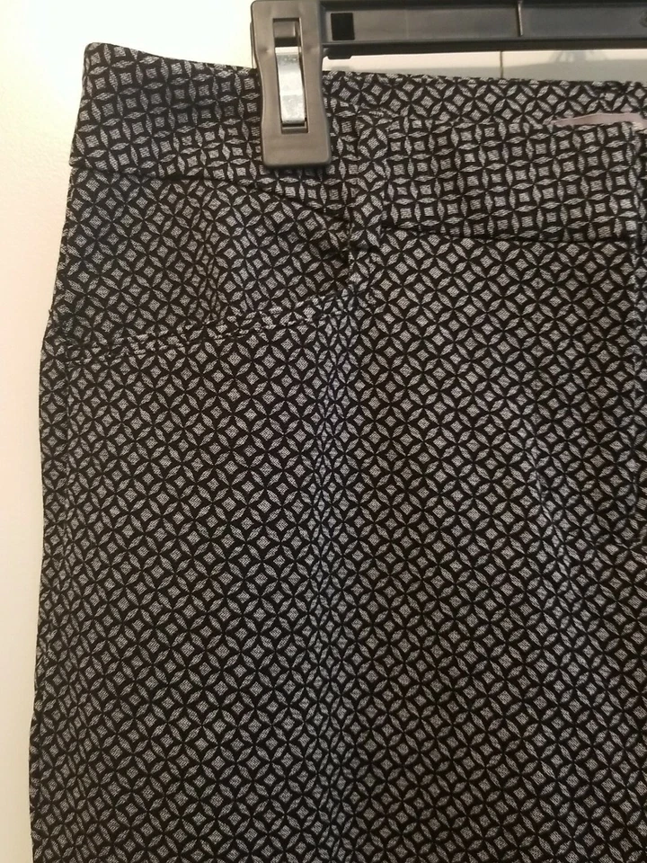 MAURICES Cropped Pants  Sz 7/8 Short Black Geo Pattern Skinny Ankle Mid Rise - Image 3 of 4