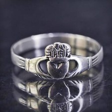 Size 7, Irish sterling silver claddagh friendship ring, holding heart 925 band
