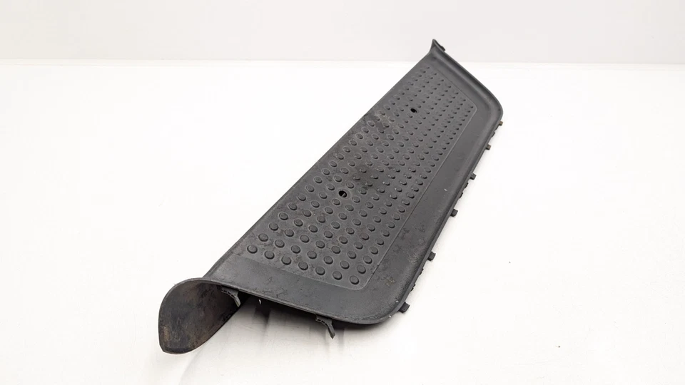 VOLKSWAGEN AMAROK 2H MK1 TAMPA DE DEGRAU ACABAMENTO TRASEIRO 2H7807502 2011 - Imagem 2 de 4