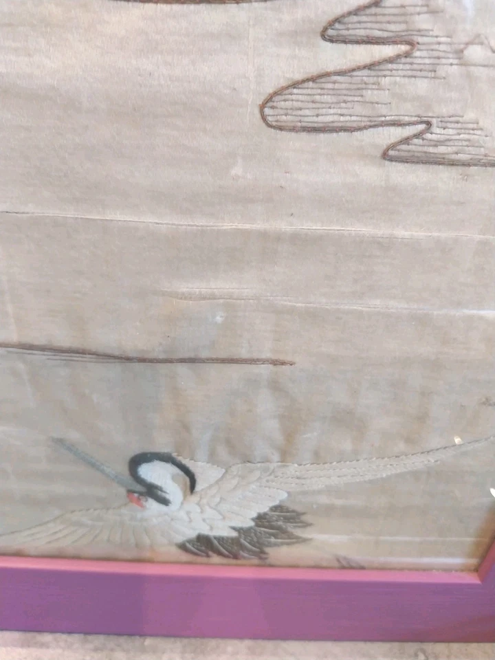 Ancienne broderie d'oiseaux sur soie . Encadrée sous verre - Photo 3/4