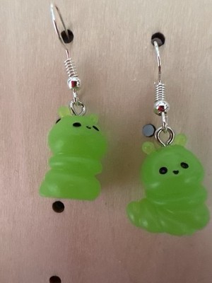 Grüne Raupe Gummi Ohrringe - Kawaii Süßigkeiten baumelt - süßer Harz Schmuck