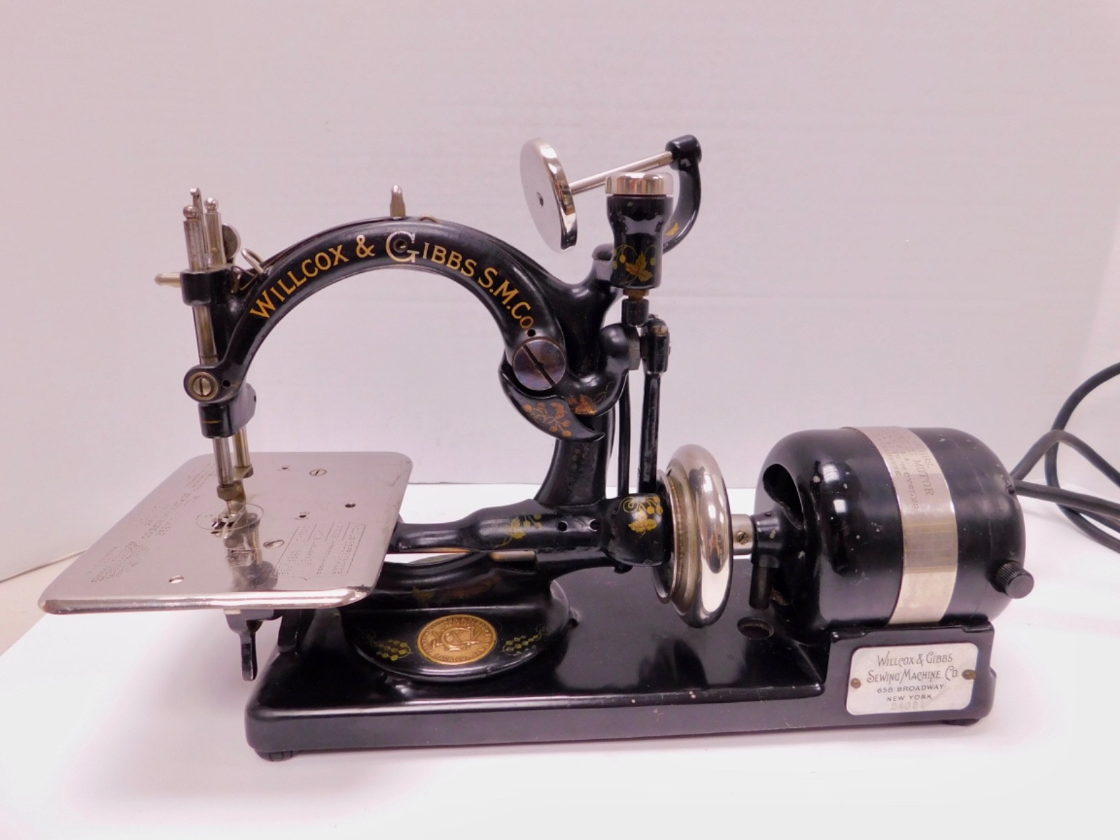 Wilcox & Gibbs Antique Sewing Machine w Pedal Case & Accessories Working