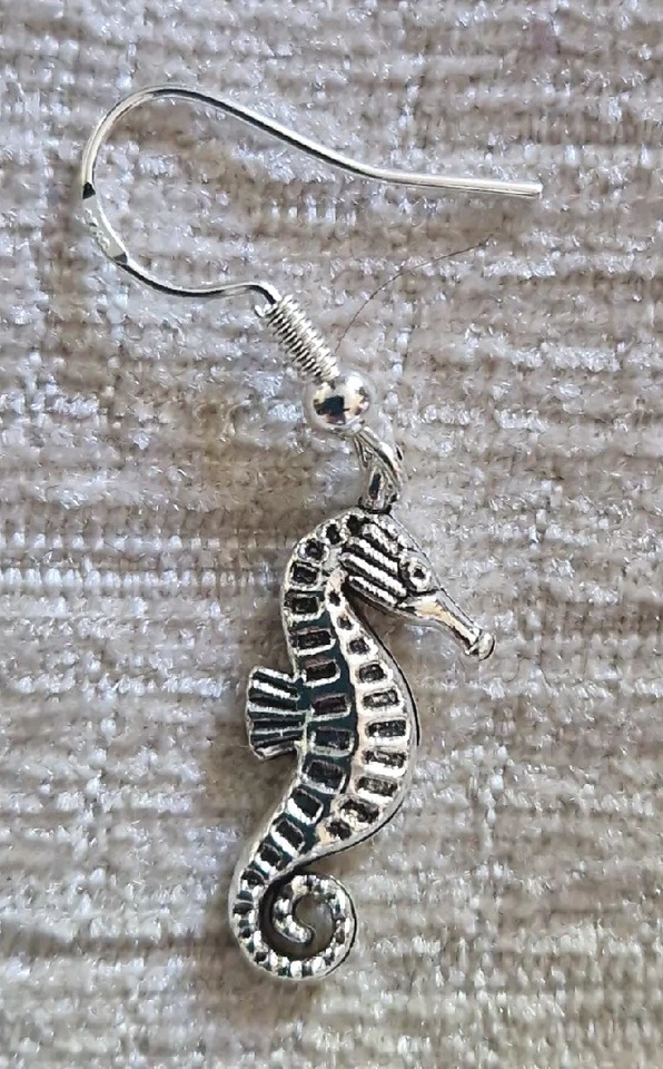 Pendientes colgantes con dije de caballito de mar de plata tibetana en anzuelos de plata 925 estampados Foto 3 de 3