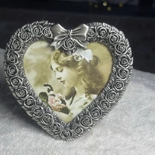 Retro 2001 VICTORIAN PEWTER FRAME AVON VALENTINE GIFT  3" X 3 1/2" PICTURE 