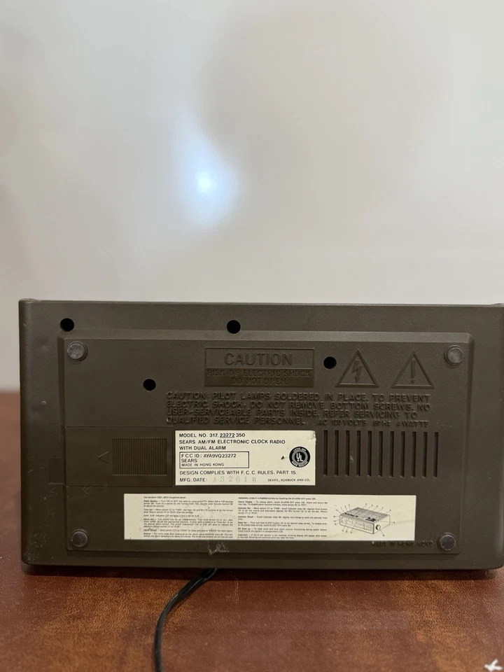 Vintage Sears AM/FM Dual Alarm  Radial Dial Battery Back Up Clock Radio - Image 4 of 4