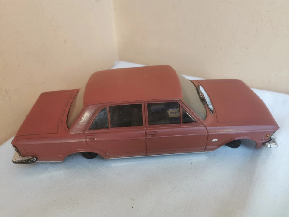 pocher fiat 130 scala 1/8 incompleta mancano le ruote, da recupero o restauro - Immagine 3 di 4