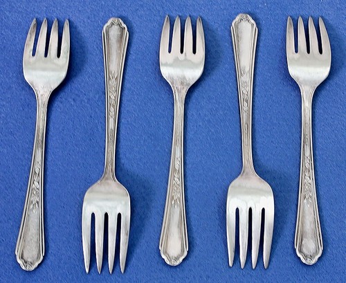 Five (5) Plymouth 1938 Silverplate Flatware Salad Forks – Jewel Pattern - Picture 2 of 5