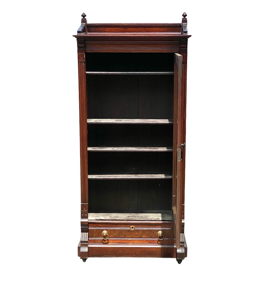 Antigua librería victoriana/gabinete chino con puerta de vidrio y tallas masónicas Foto 4 de 4