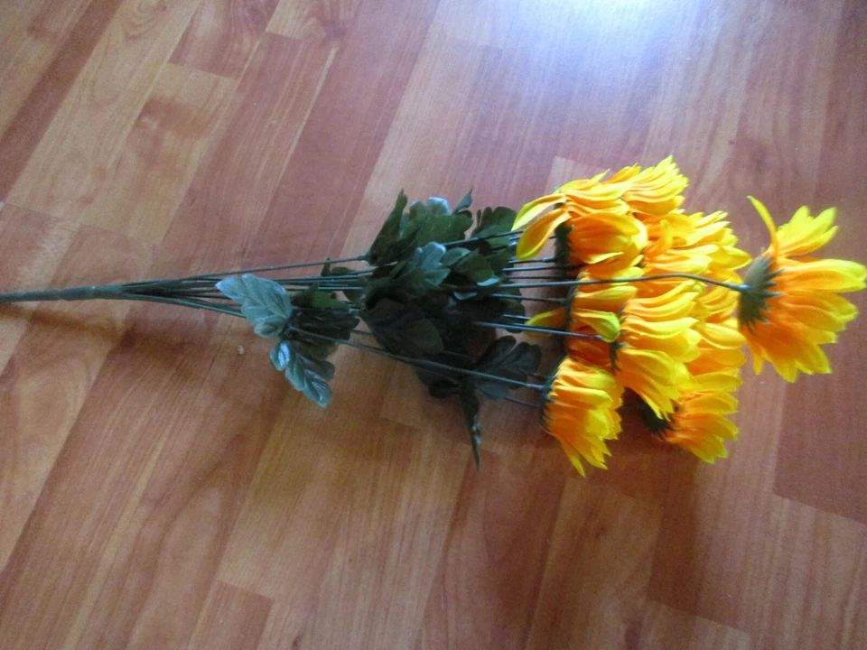 Un ramo/arbusto de girasoles artificiales amarillo/naranja con hojas verdes oscuras nuevo Foto 2 de 3